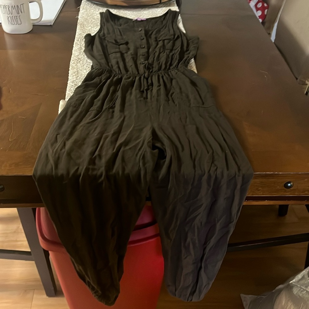 Jumper buttons on top. Elastic ankle with pockets looks very dark green